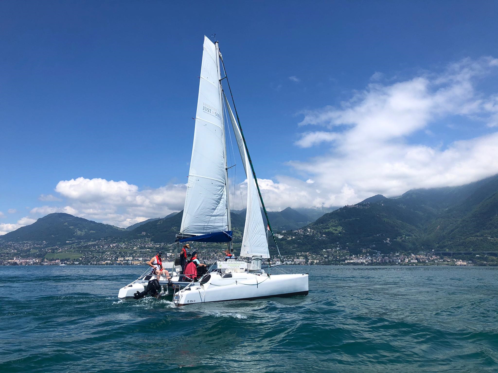 Au Bouveret, un voilier emmène les personnes à mobilité réduite voguer sur le Léman